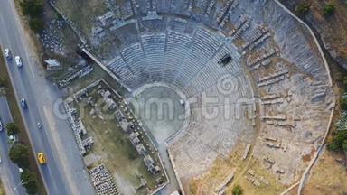 从上面可以看到哈利卡纳索斯古城。博德鲁姆度假村的圆形剧场。空中录像
